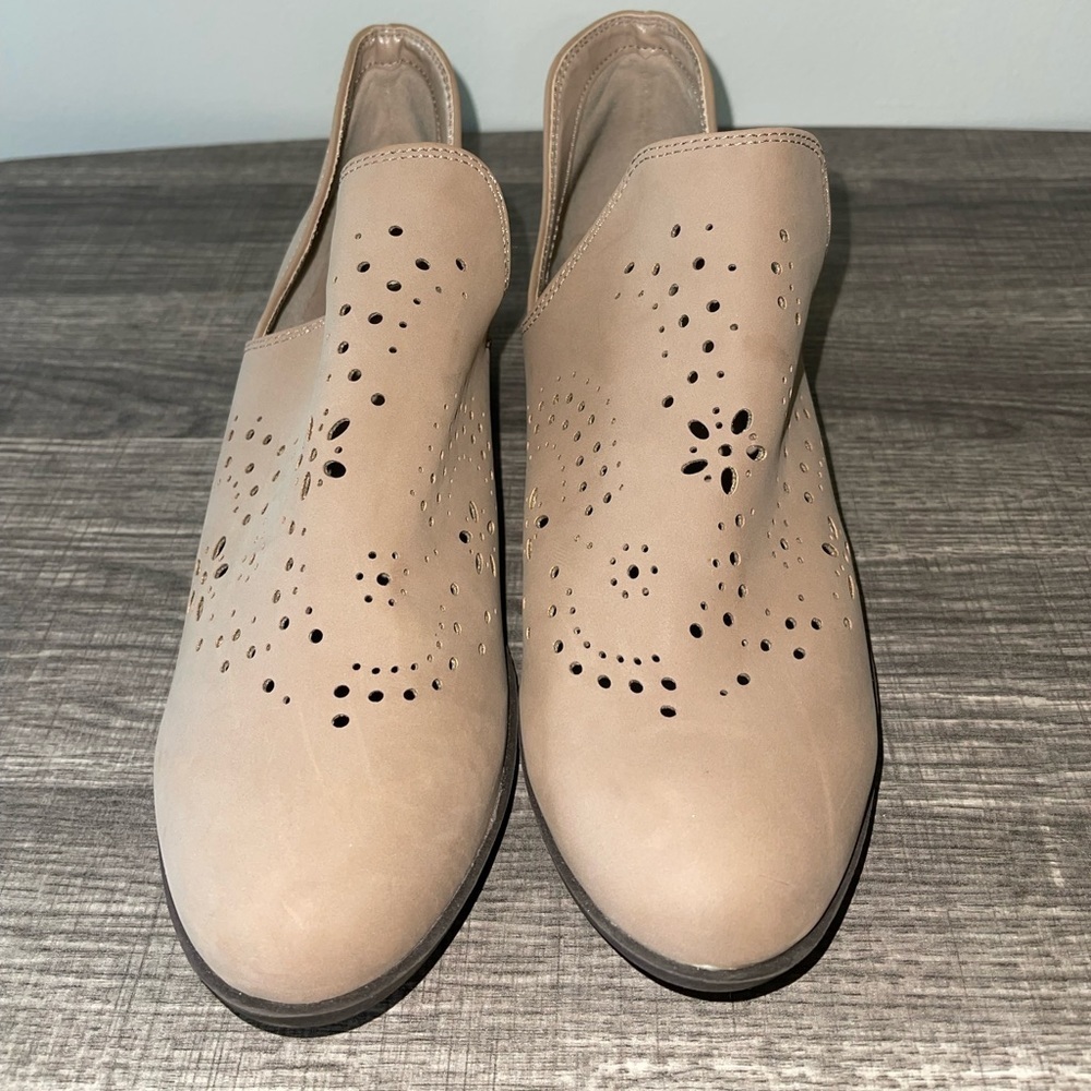 Andiamo Tan Perforated Leather Slip On Booties Size 9 - Picture 3 of 10